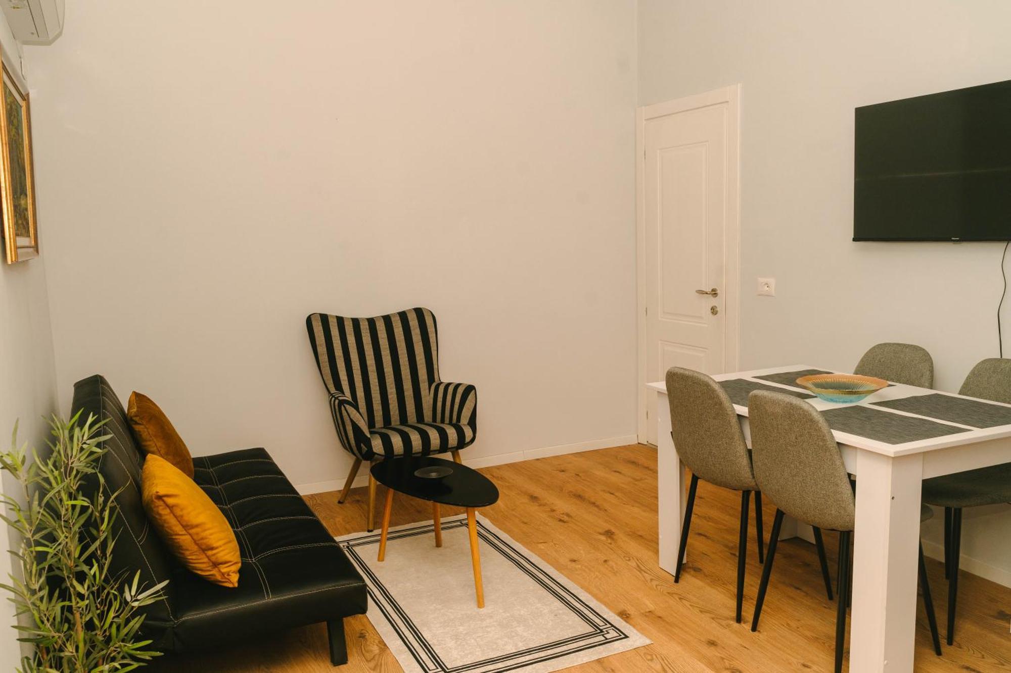 Studio Flat In Heart Of Tiranë Ngoại thất bức ảnh